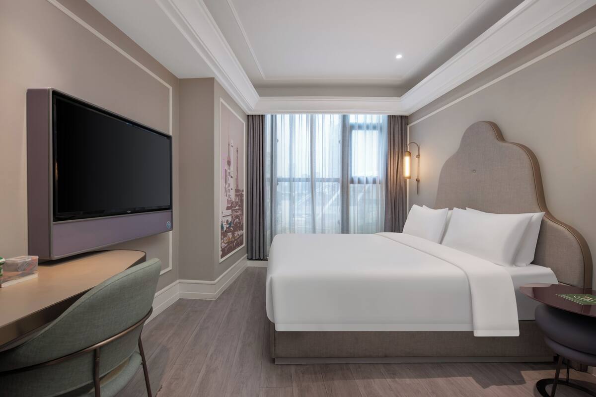 Deluxe Room, 1 King Bed | 1 bedroom, premium bedding, down comforters, minibar (free items)