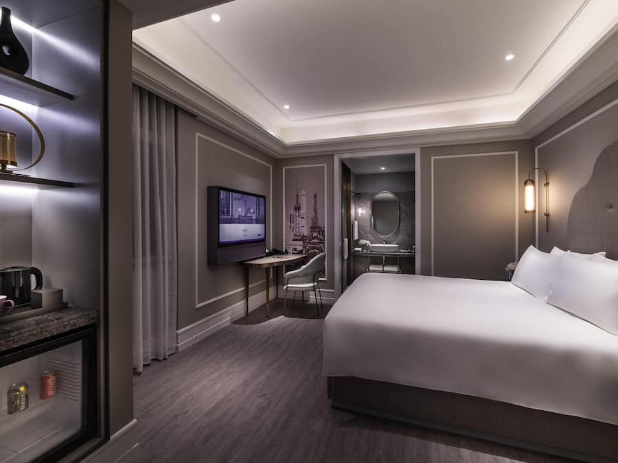 Superior Room, 1 King Bed | 1 bedroom, premium bedding, down comforters, free minibar