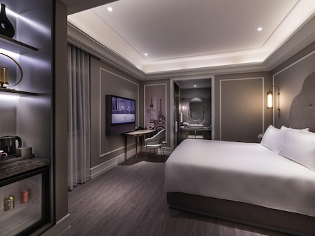 Superior Room, 1 King Bed | 1 bedroom, premium bedding, down comforters, free minibar. Mercure Shanghai Yu Garden On The Bund