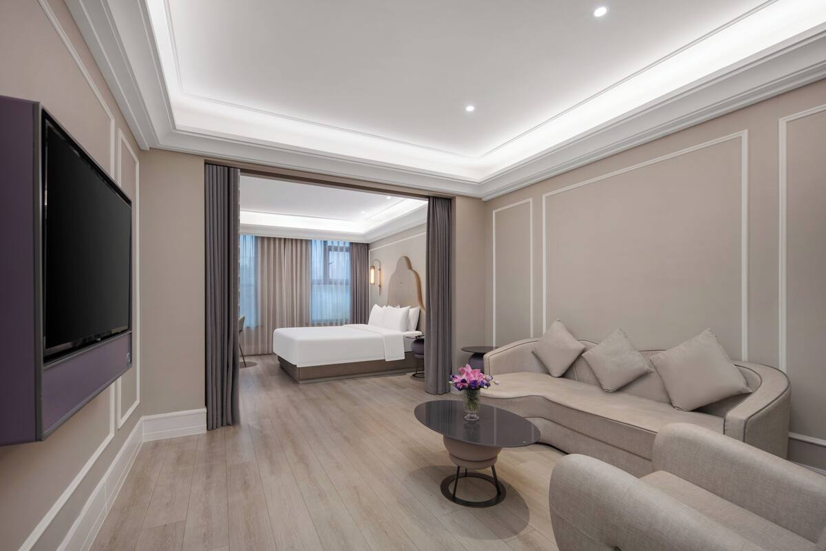 Deluxe Suite, 1 King Bed | 1 bedroom, premium bedding, down comforters, minibar (free items)