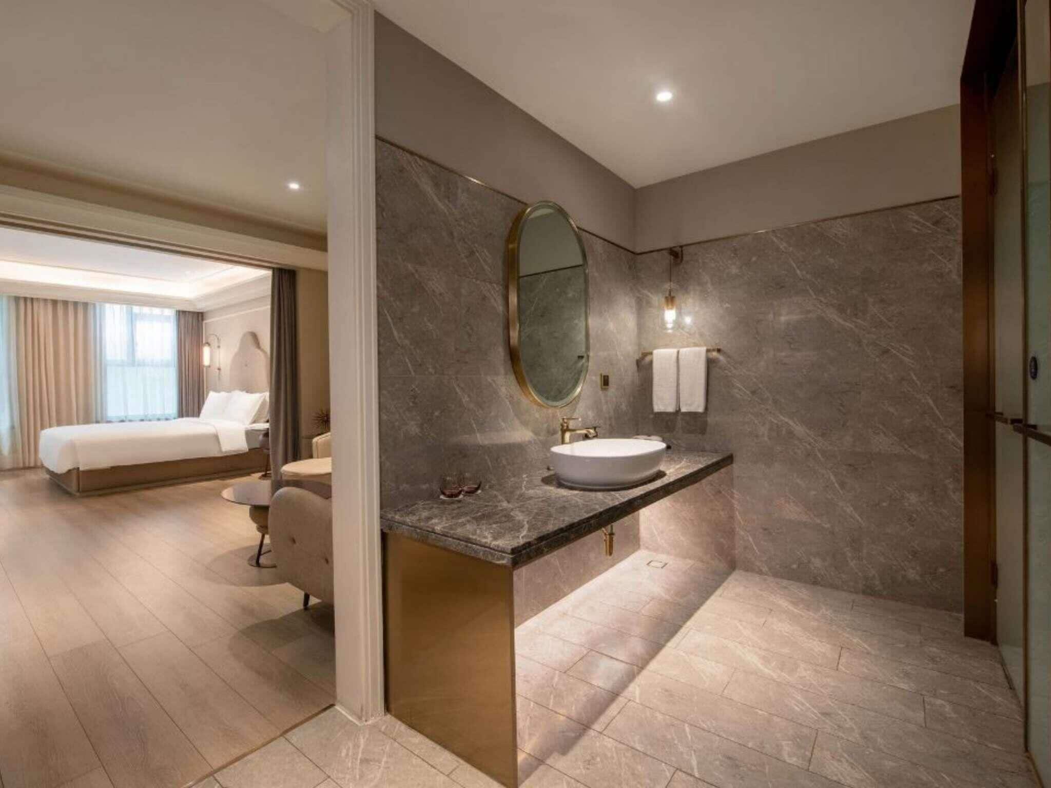 Suite Deluxe, 1 cama King size | 1 habitación, ropa de cama de alta calidad y edredón 