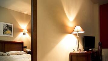 Surmatelas, minibar, coffres-forts dans les chambres, bureau