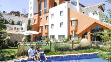 Een seizoensgebonden buitenzwembad, parasols voor strand/zwembad