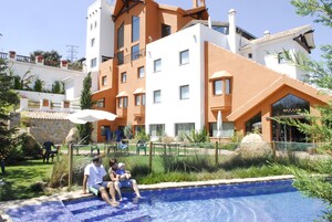 季节性开放的室外游泳池，池畔遮阳伞