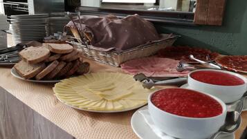 Dagelijks ontbijtbuffet (EUR 6.5 per persoon)