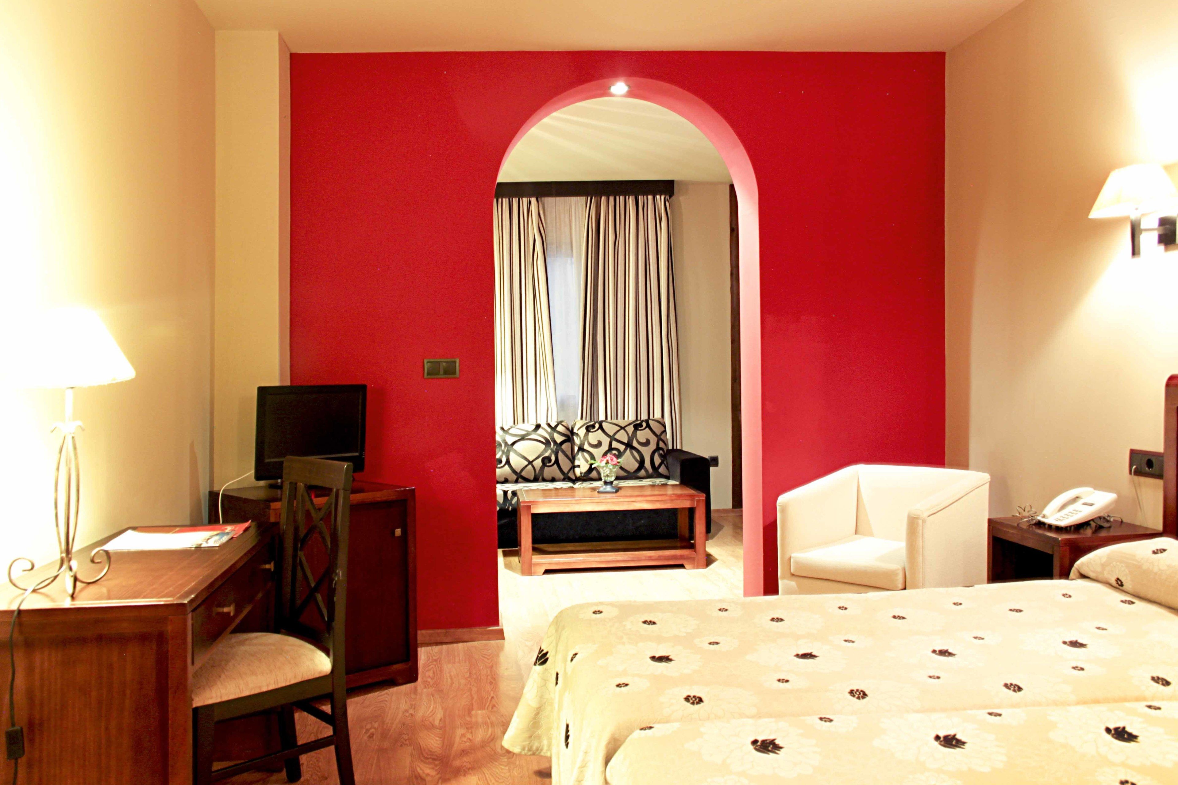 triple 3 adults | pillow-top beds, minibar, in-room safe, desk