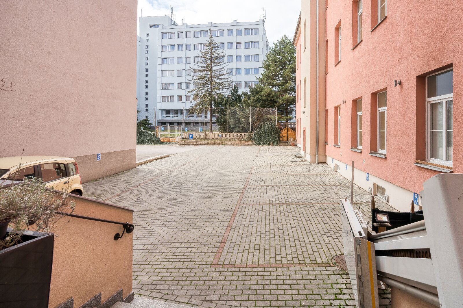 executive studio suite | courtyard view