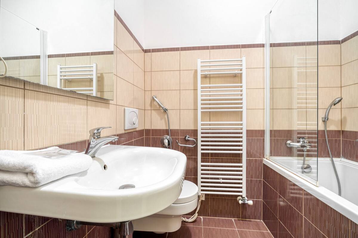standard double room, 1 queen bed | bathroom | free toiletries, hair dryer, bidet, towels