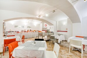 朝食 (ビュッフェ)、毎日提供 (無料)