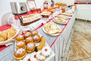 Free daily buffet breakfast 