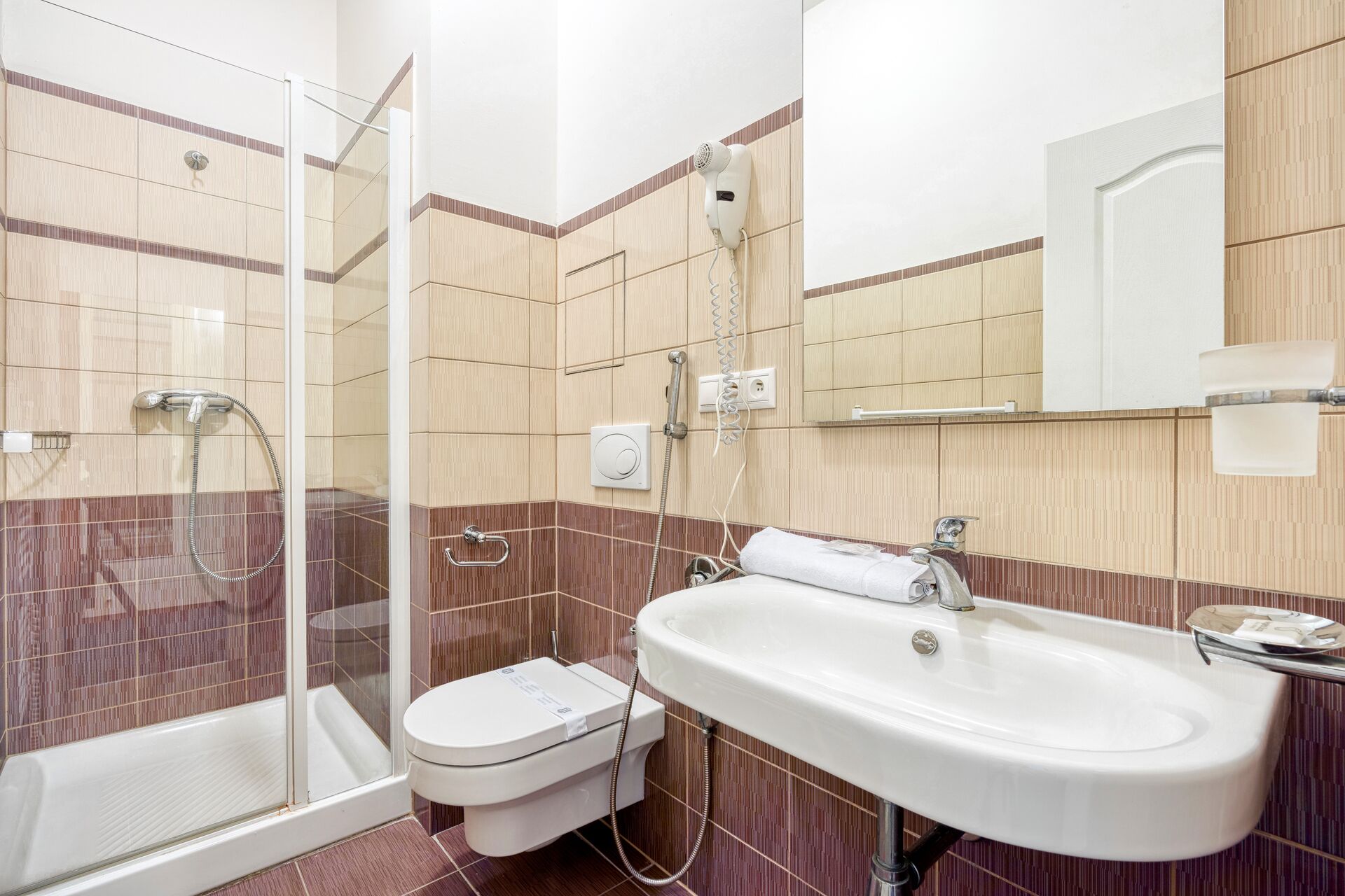 standard single room | bathroom | free toiletries, hair dryer, bidet, towels