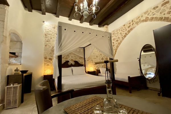 Standard Suite | Premium bedding, individually decorated, individually furnished, desk