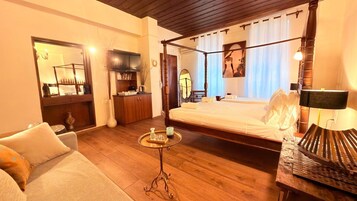 Junior Suite | Premium bedding, individually decorated, individually furnished, desk
