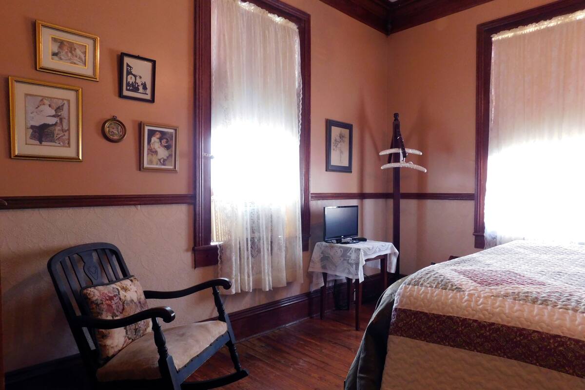 Chambre Standard, 1 grand lit, non-fumeurs (Victoria's Room) | Fer et planche à repasser, Wi-Fi gratuit, décoration personnalisée