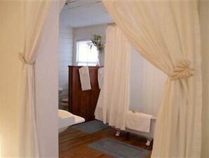 Free toiletries, hair dryer, towels - Pensacola Victorian B&B (Pensacola)