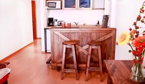 Geladeira, micro-ondas, cafeteira/chaleira
