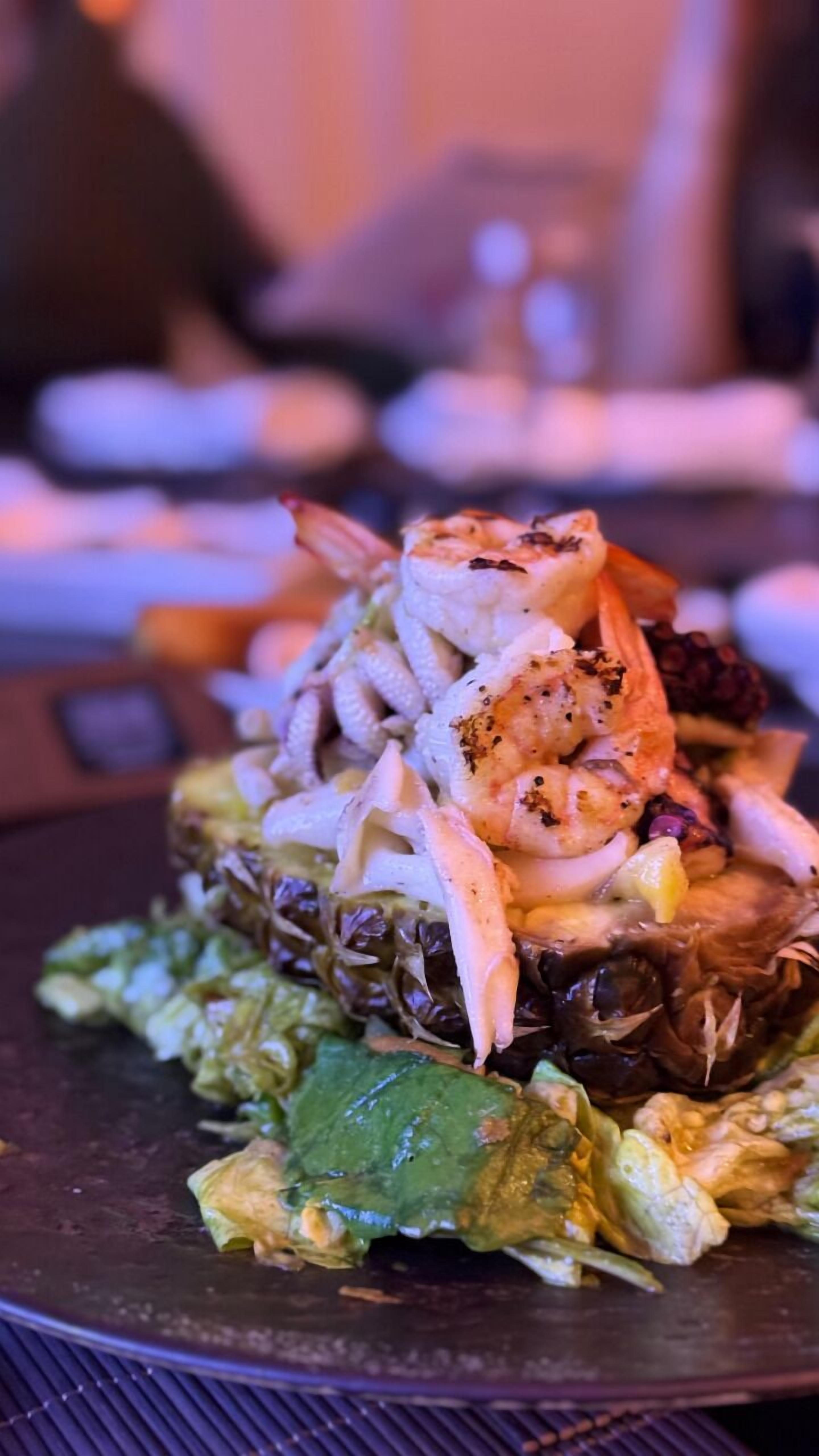 Un plato de camarones a la parrilla y verduras.