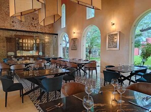 Petit déjeuner, déjeuner et dîner servis sur place, vue sur la piscine