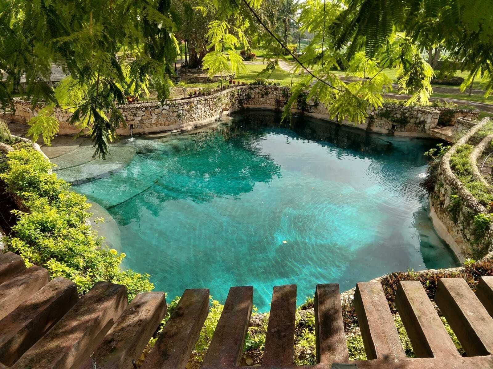 2 outdoor pools, open 7:00 am to 7:00 pm, pool umbrellas