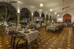 Petit déjeuner, déjeuner et dîner servis sur place, vue sur la piscine