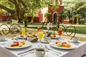 Se sirven desayunos, almuerzos y cenas (con vistas a la piscina) 