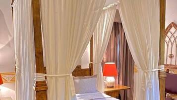 Habitación Deluxe, 1 cama King size | Ropa de cama de alta calidad, edredón y minibar