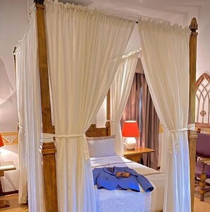 Habitación Deluxe, 1 cama de matrimonio grande | Ropa de cama de alta calidad, edredones de plumas, minibar y caja fuerte