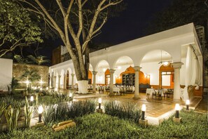 Breakfast, lunch, dinner served; pool views  - Hacienda Santa Cruz (Mérida)