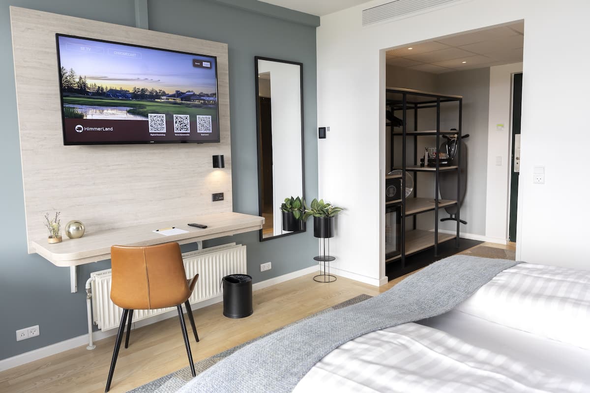 standard room | 1 bedroom, minibar, in-room safe, desk