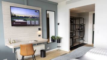 Habitación estándar | Minibar, caja de seguridad en la habitación y escritorio