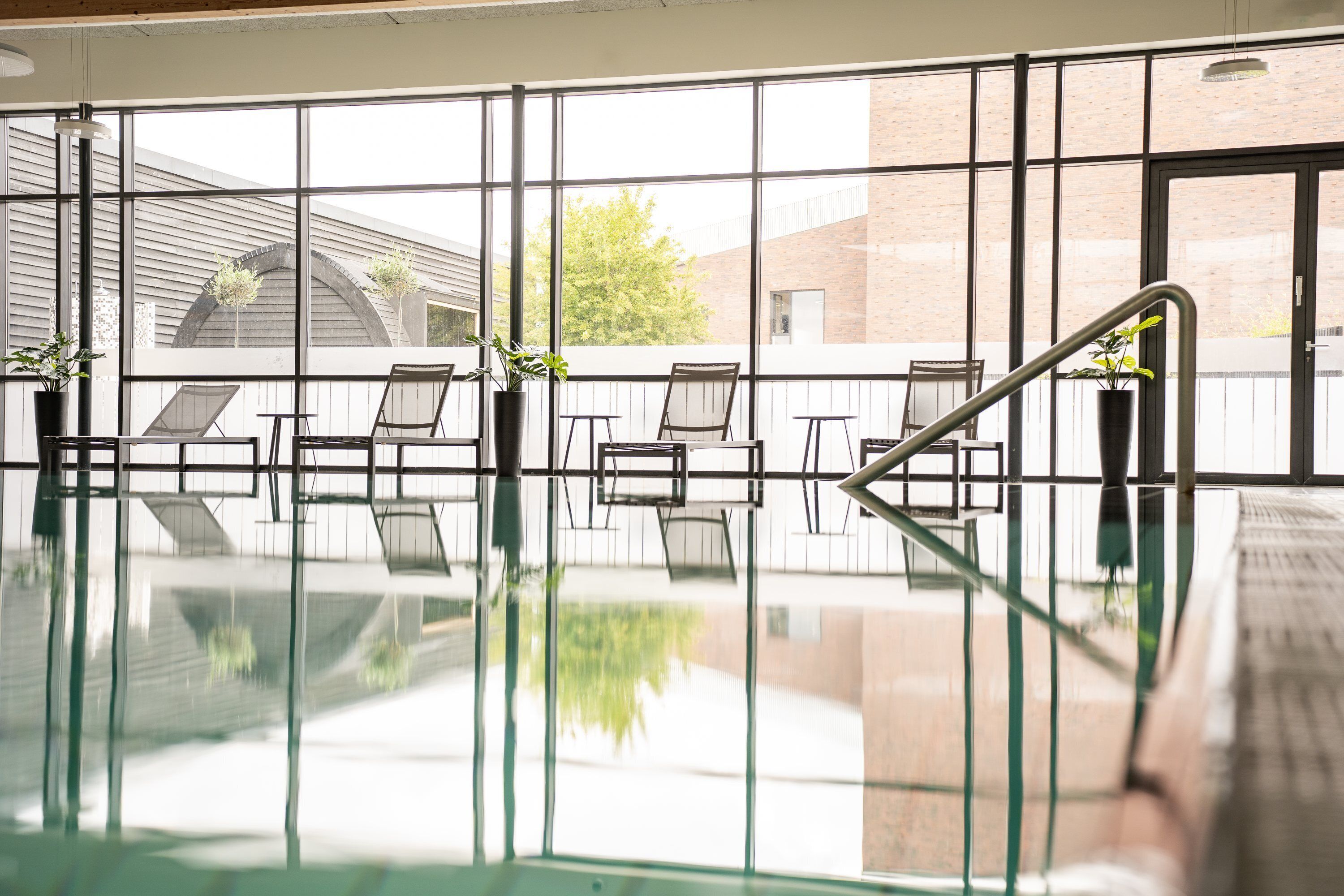 Innenpool, geöffnet von 07:00 Uhr bis 21:30 Uhr, Liegestühle