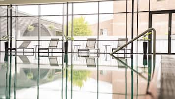 Innenpool, geöffnet von 07:00 Uhr bis 21:30 Uhr, Liegestühle