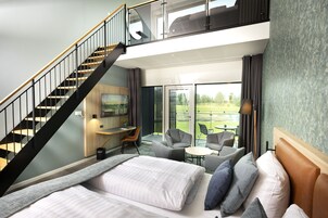 Family Room | Minibar, in-room safe, desk, laptop workspace