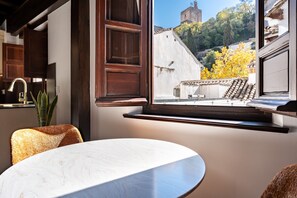 Premium studio, uitzicht op de stad | Select Comfort-bedden, een kluis op de kamer, een laptopwerkplek