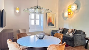 Exclusive-Apartment | Wohnbereich | 50-Zoll-Flachbildfernseher mit Digitalempfang, Fernseher