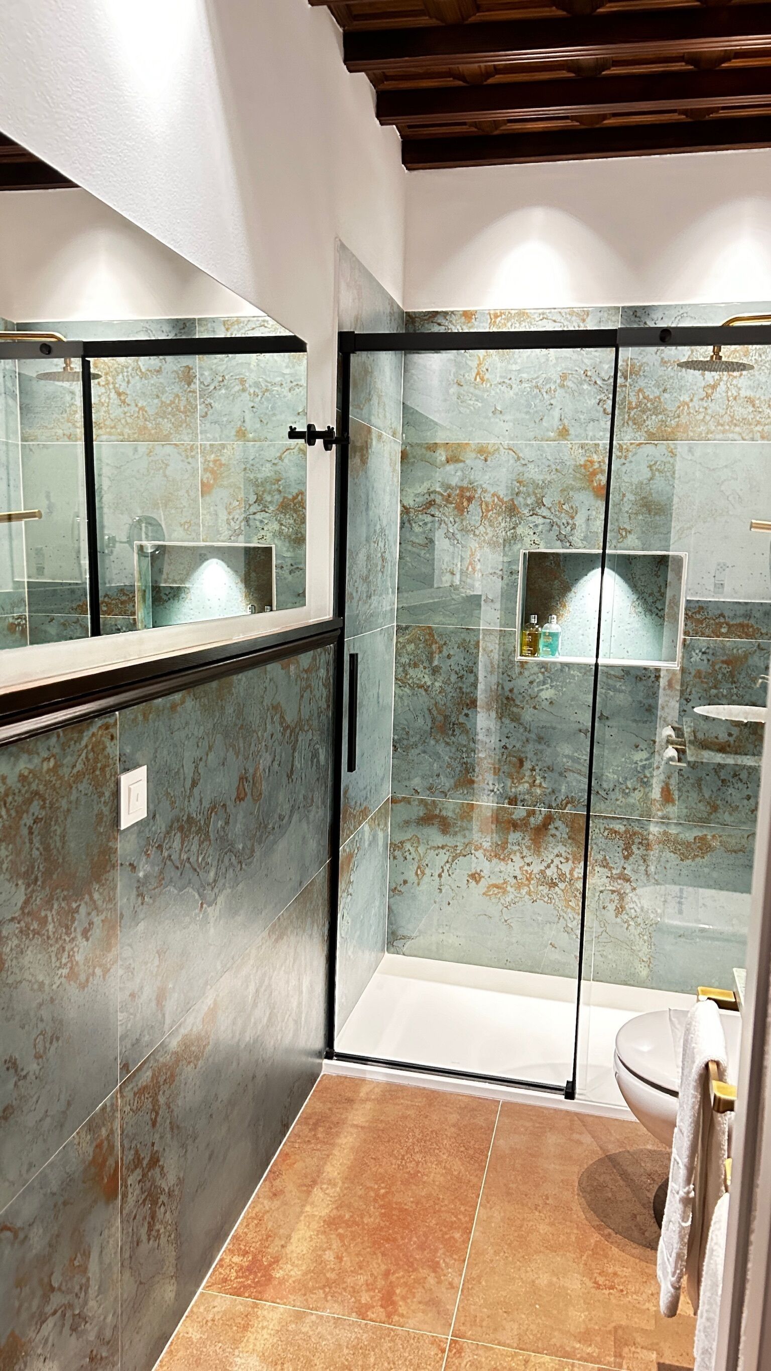 Deluxe appartement | Badkamer | Een douche, een regendouche, een haardroger, pantoffels