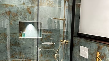 Apartamento Deluxe | Baño | Ducha, cabezal de ducha tipo lluvia, secador de pelo y zapatillas