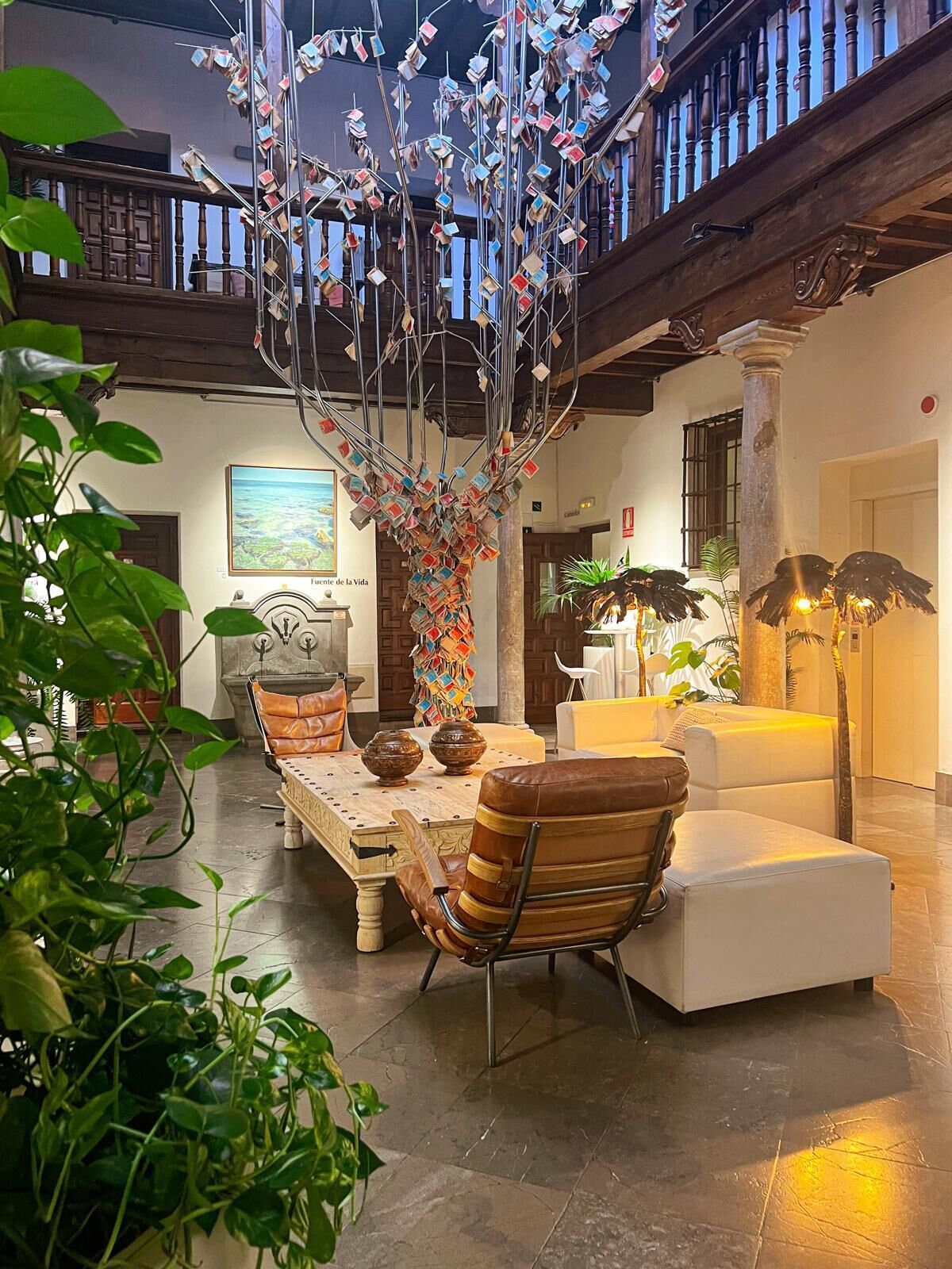 Una televisión de pantalla plana, una estación de conexión para iPod