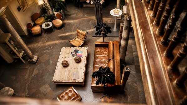 Un salón amplio con una mesa de centro de madera, sofás de cuero y una planta decorativa.