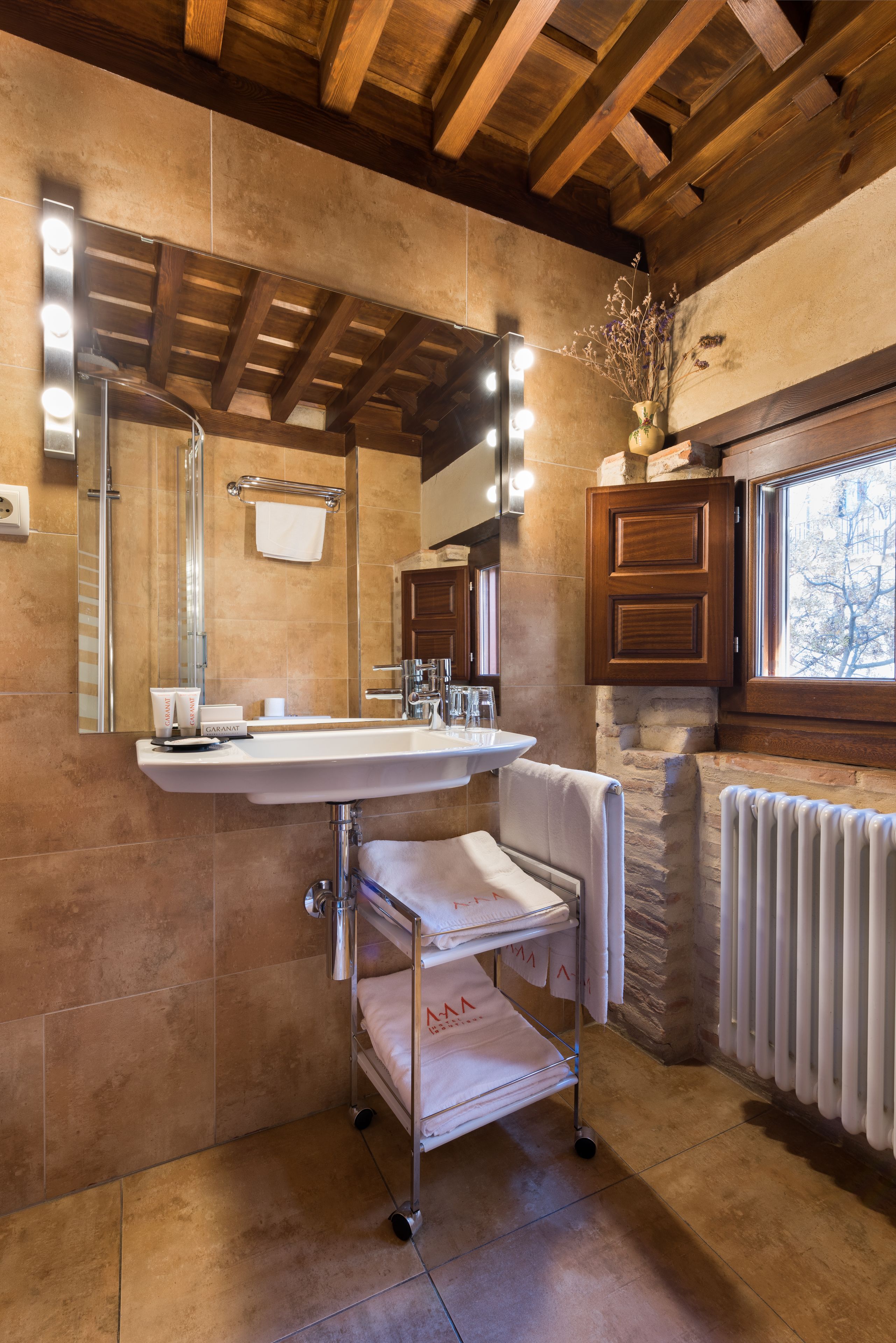 economy double room | bathroom | free toiletries, hair dryer, bidet, towels