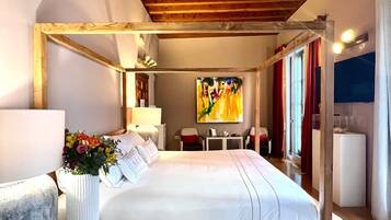 Deluxe tweepersoonskamer | Hypoallergeen beddengoed, donzen dekbedden, bedden met traagschuimmatras