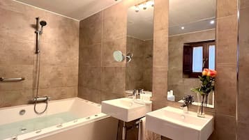 Habitación Deluxe doble | Baño | Artículos de higiene personal gratuitos, secador de pelo, bidé y toallas