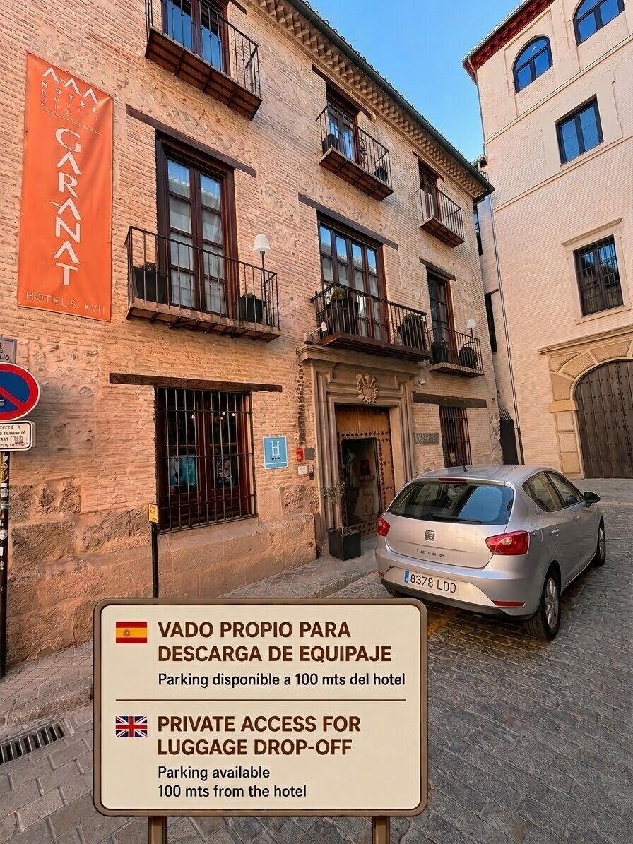 Entrada de hotel con un letrero que indica acceso privado para dejar equipaje y un coche estacionado adelante.