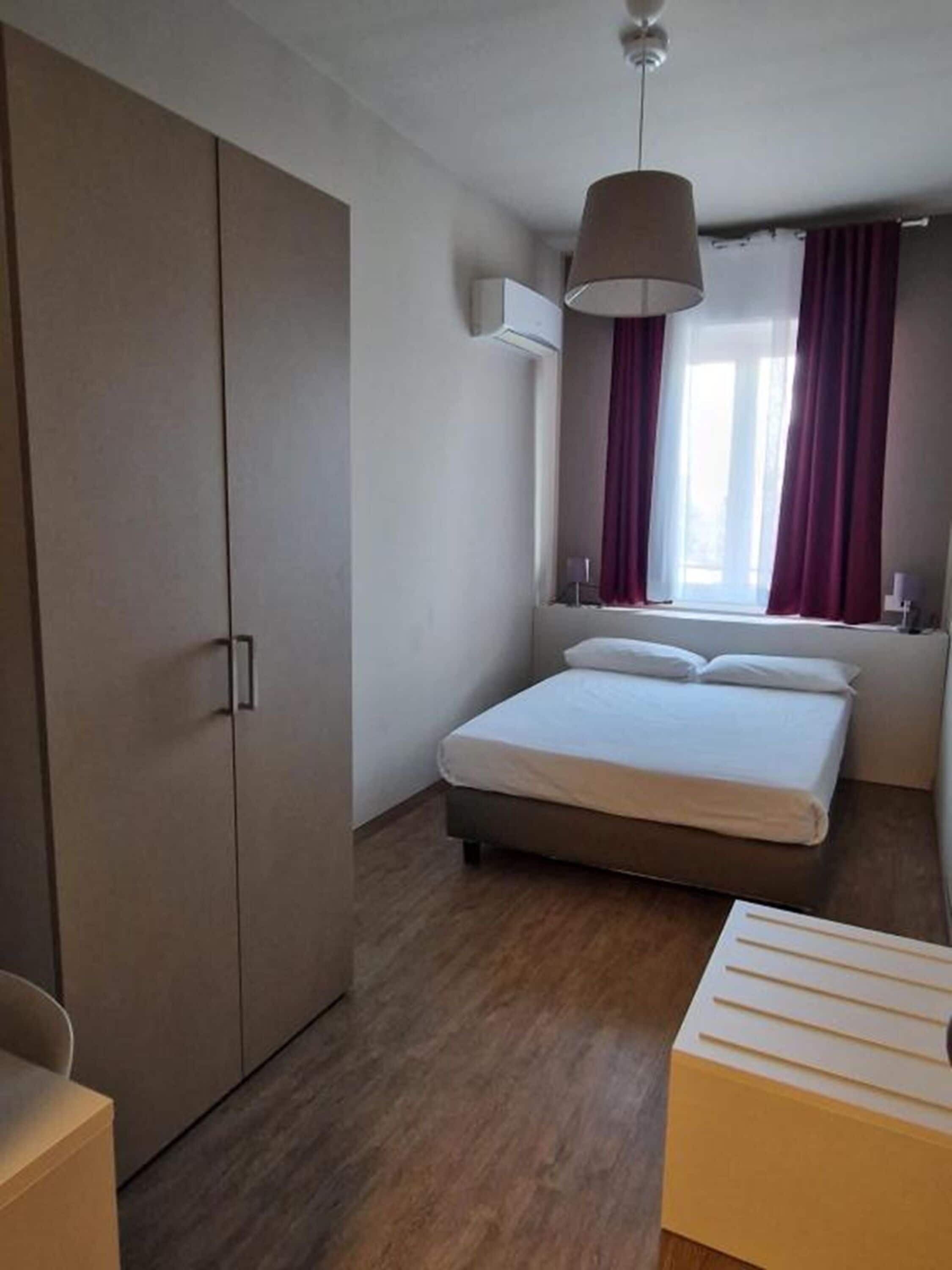 Kamar Double Ekonomi | Brankas, meja kerja, ruang kerja ramah laptop, dan tirai kedap cahaya