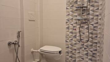 Dusche, kostenlose Toilettenartikel, Haartrockner, Handtücher