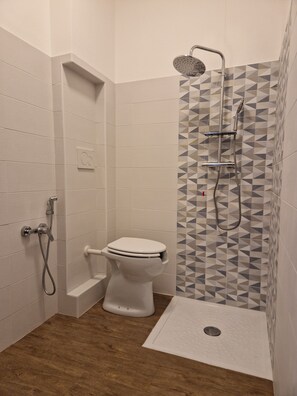 Dusj, toalettartikler (inkludert), hårføner og håndklær