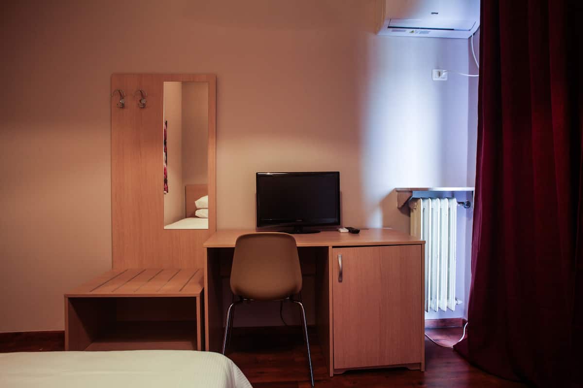 Een kluis op de kamer, een bureau, een laptopwerkplek