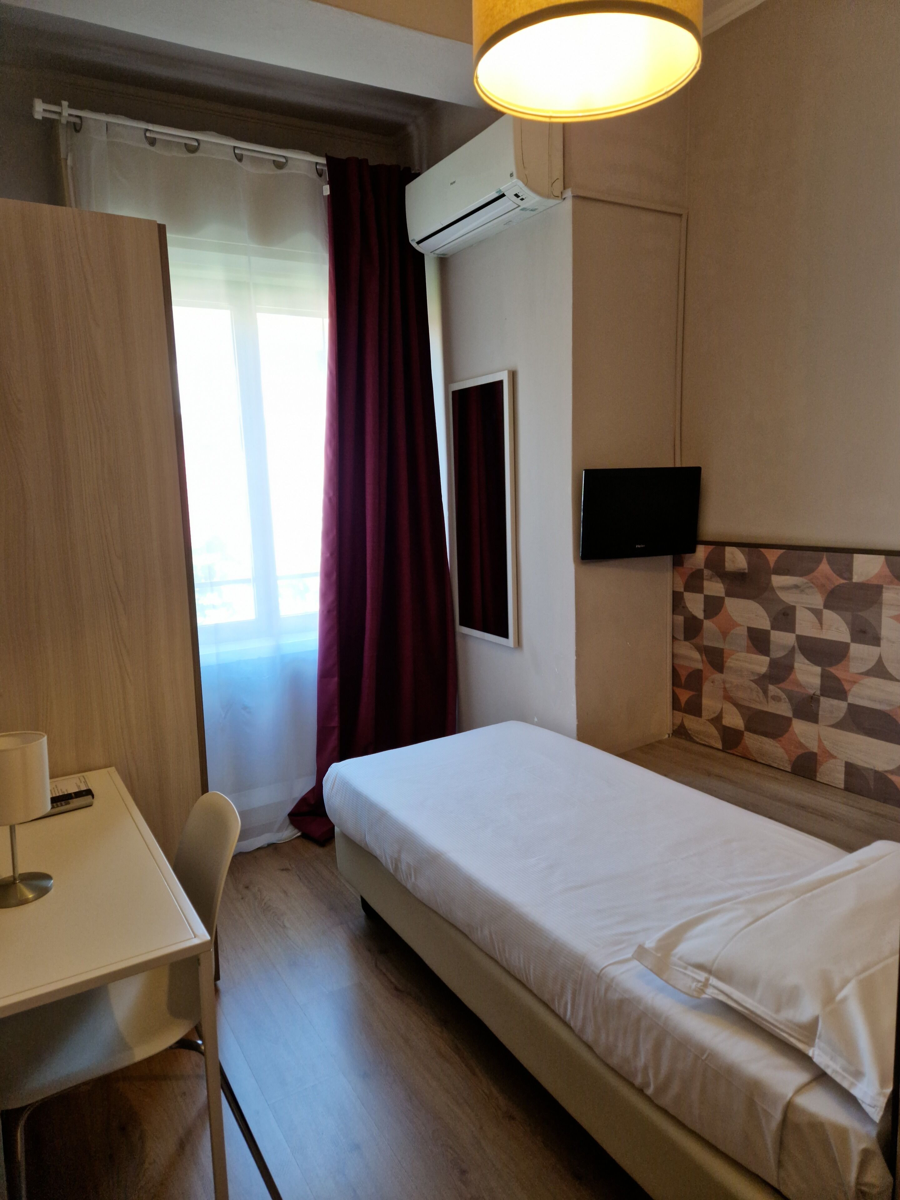 Kamar Single | Brankas, meja kerja, ruang kerja ramah laptop, dan tirai kedap cahaya