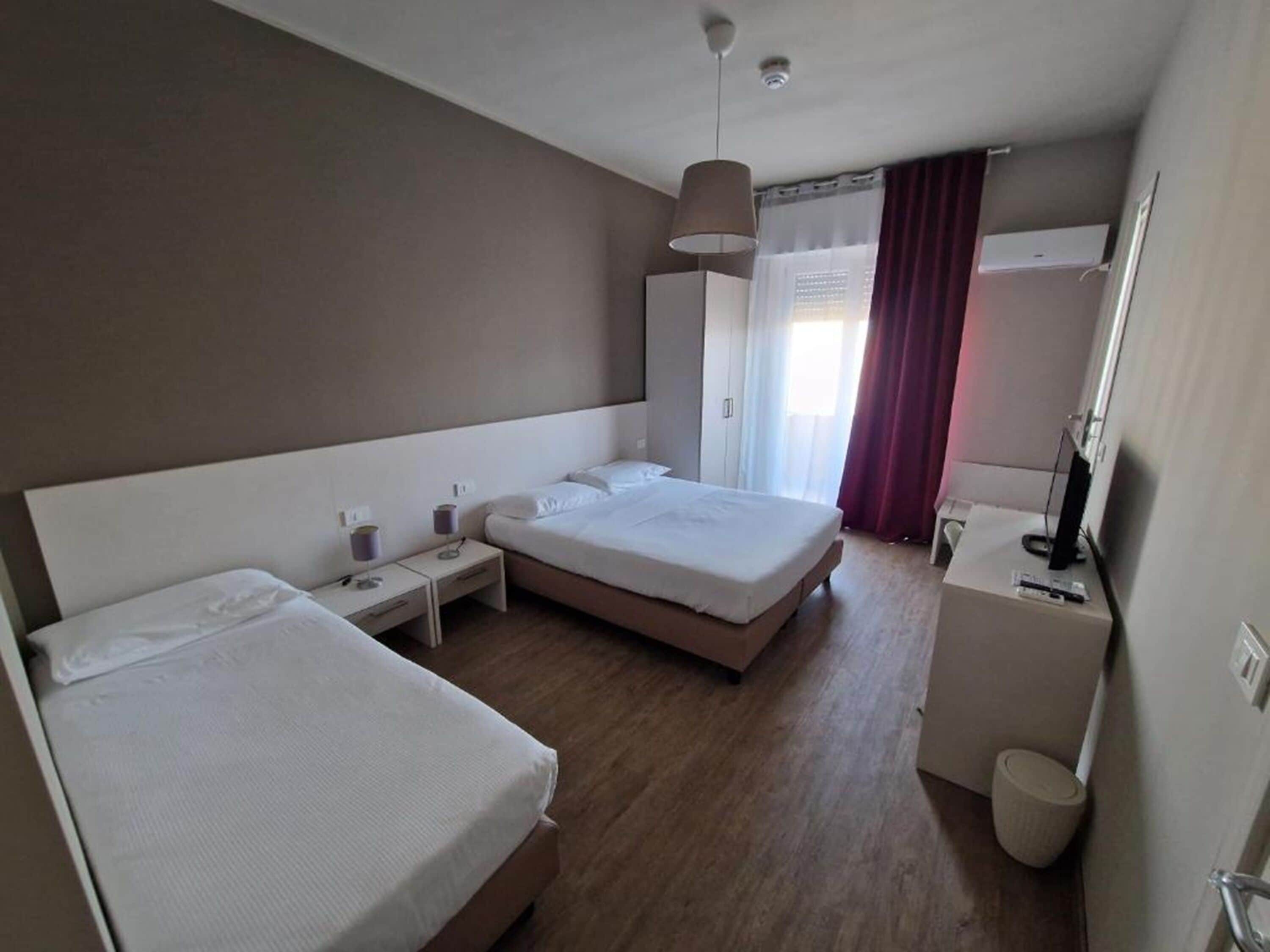 Kamar Triple Standar | Brankas, meja kerja, ruang kerja ramah laptop, dan tirai kedap cahaya