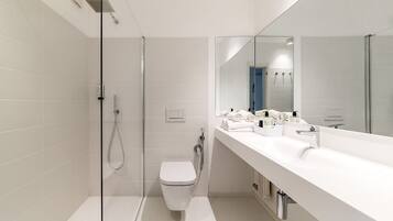 Shower, rainfall showerhead, free toiletries, hair dryer
